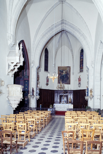 Vue d'ensemble du maître-autel et de la chaire