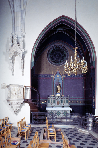Vue d'ensemble de la chaire et de l'autel secondaire. ; Vue d'ensemble.