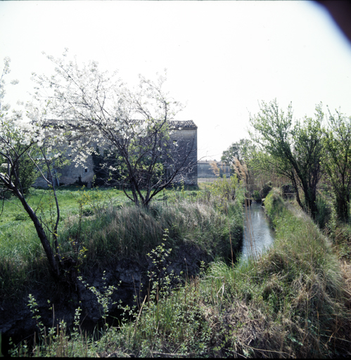Ferme. ; Façade arrière, vue de situation.