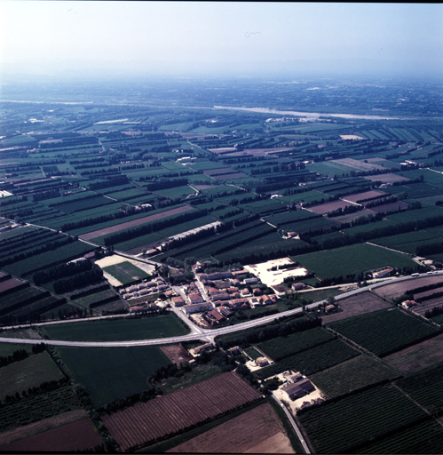 Vue aérienne prise du nord. ; Vue aérienne prise du nord.