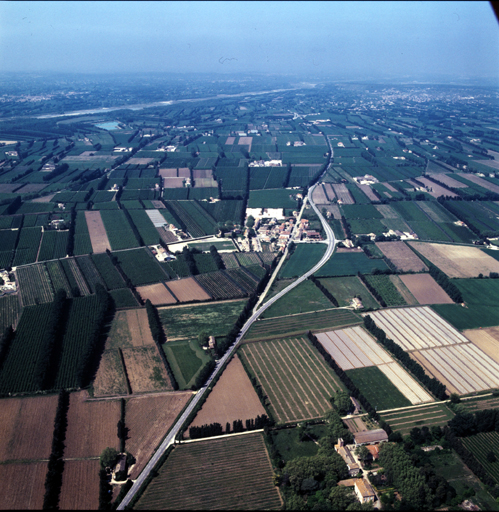 Vue aérienne prise de l'est. ; Vue aérienne prise de l'est.