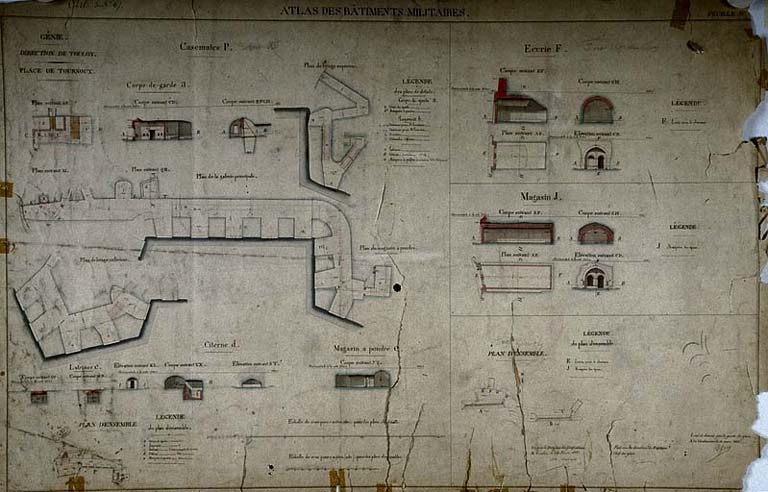 Place de Tournoux. Casemate P, citerne D, écurie F, magasin J.