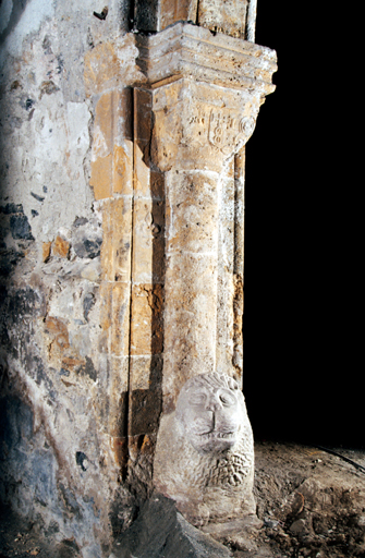 Arcade reliant le choeur et la quatrième chapelle latérale gauche. Vue d'ensemble du support côté nord.