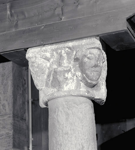 Colonne supportant la tribune. Le chapiteau, détail.