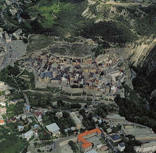 Vue aérienne de la ville et du château.