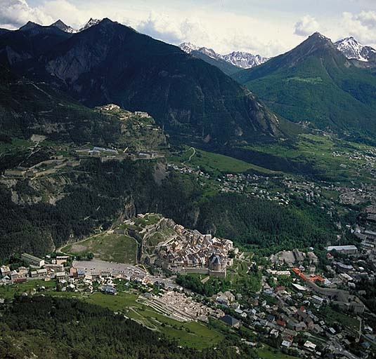 Vue aérienne de la ville, du château et des forts.