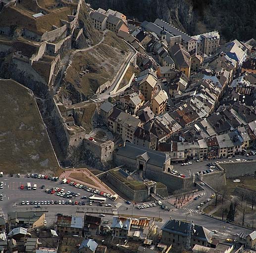 Vue aérienne de l'entrée de la ville de Briançon.