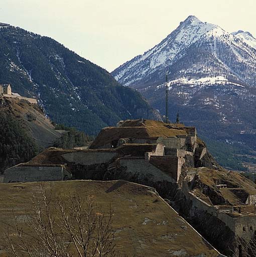 Cavalier d'artillerie en terre (3) du château, vue rapprochée.