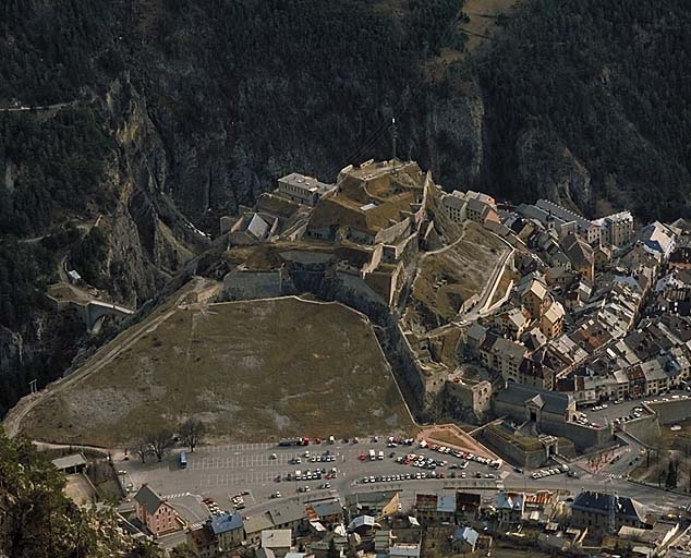 La ville et le château.