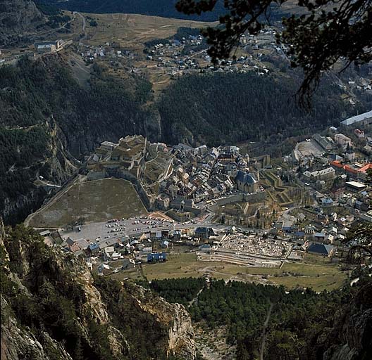 La ville et le château, vue d'ensemble.