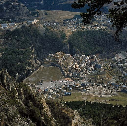 La ville et le château, vue d'ensemble.