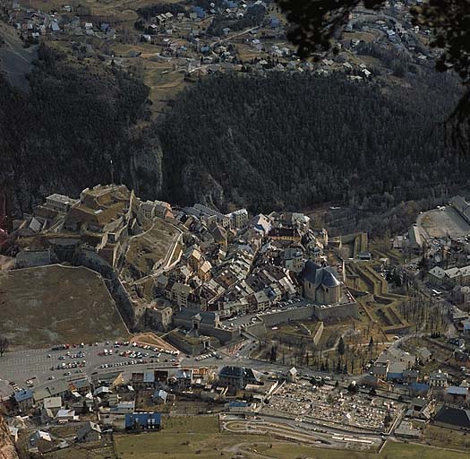 La ville et le château, vue d'ensemble.