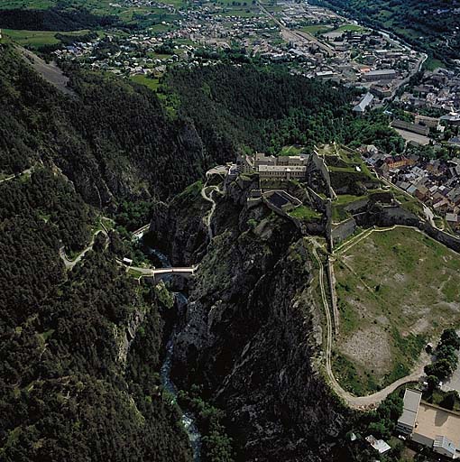Vue aérienne du pont d'Asfeld et du château.
