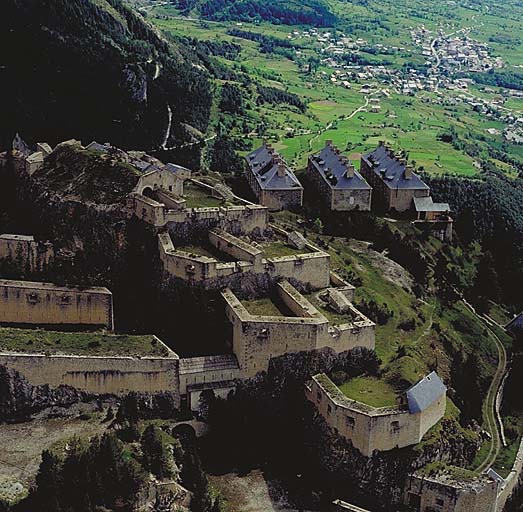 Vue aérienne : donjon, batteries du donjon et casernes C-D-E.