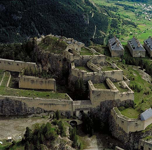 Vue aérienne du donjon et des batteries en terrasses.