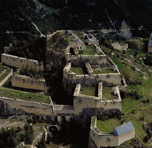 Vue aérienne rapprochée du donjon et de ses batteries en terrasses.