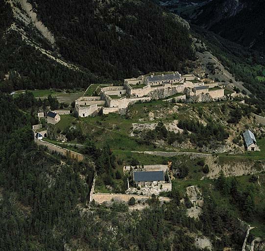 Vue aérienne du donjon et d'une partie de l'enceinte basse.