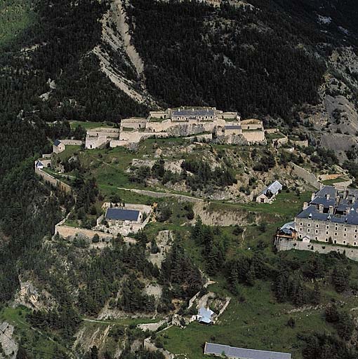 Vue aérienne du donjon et d'une partie de l'enceinte basse.