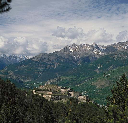 Ensemble du fort vu de l'avant, sur la capitale, depuis la route militaire montant au fort d'Anjou.