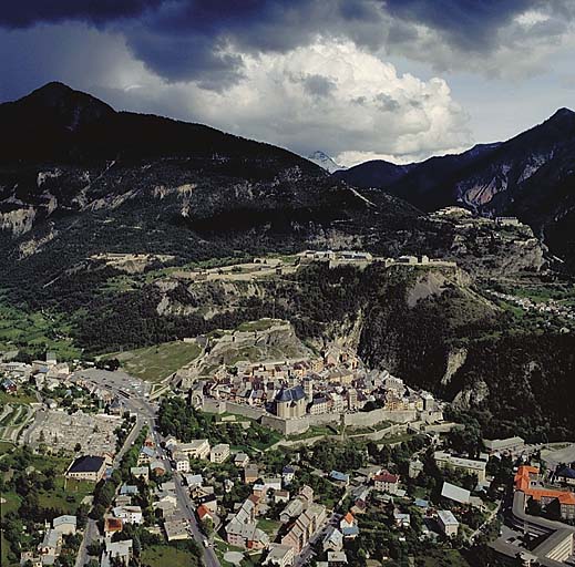 Vue aérienne : la ville, le fort du château, les forts détachés.