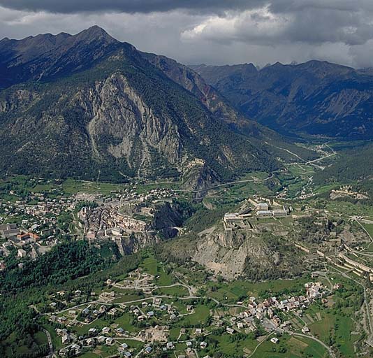 Vue d'ensemble de la ville de Briançon et du fort des Têtes.