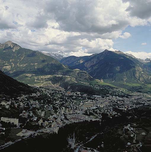 La ville et le fort des Têtes, vue aérienne.