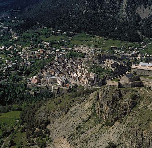 La ville et le fort des Têtes, vue aérienne.