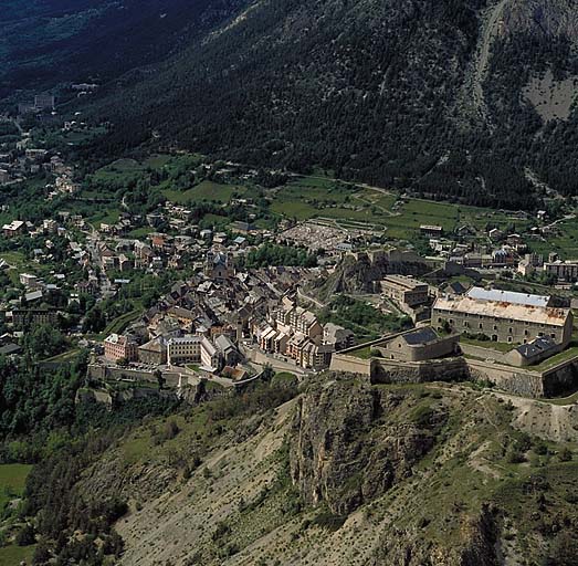 La ville et le fort des Têtes, vue aérienne.