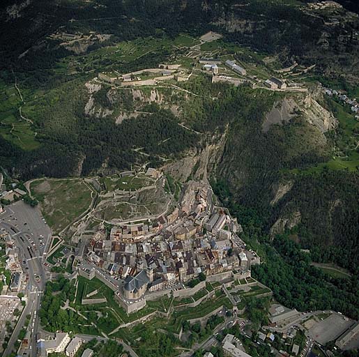 La ville, le château, le fort des Têtes, vue aérienne. ; La ville, le château, le fort des Têtes, vue aérienne.