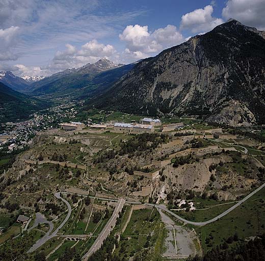 Ensemble du fort pris du Randouillet. Au premier plan, communication Y. A l'arrière-plan, à gauche, vallée de la Guisane. A droite, escarpements de la Croix de Toulouse et signal de Saint-Chaffrey. Dominant la RN 94, le fort des Salettes.