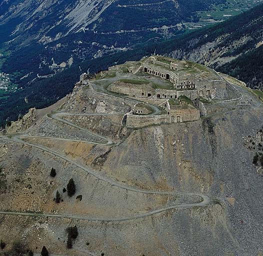 Vue aérienne : l'entrée, les casemates K, le magasin à poudre K, le terre plein central.