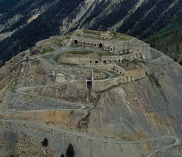 Vue aérienne du fort. Portail ; casemates K ; magasin à poudre K ; terre-plein central ; façade de la caserne casematée A.B.