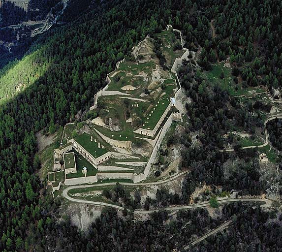 Vue aérienne : la route d'accès.