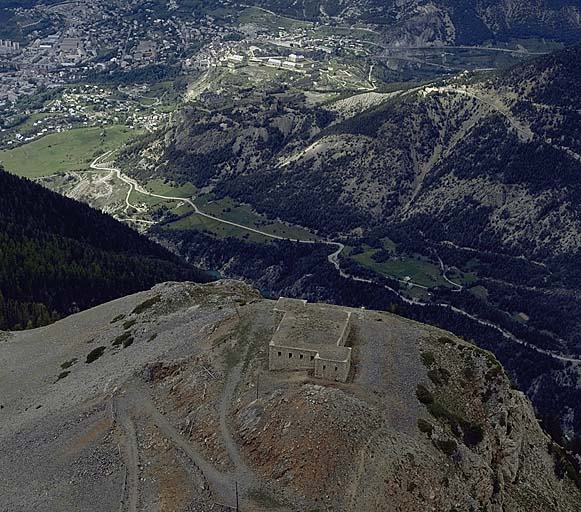 Vue d'ensemble : la ville de Briançon, le fort du Randouillet, le fort des Tois Têtes, le blockhaus.