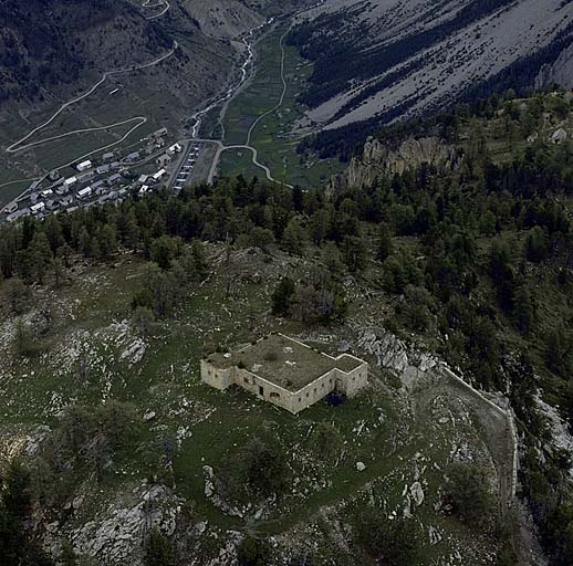 Vue d'ensemble : route de la Croix de Bretagne et blockhaus.