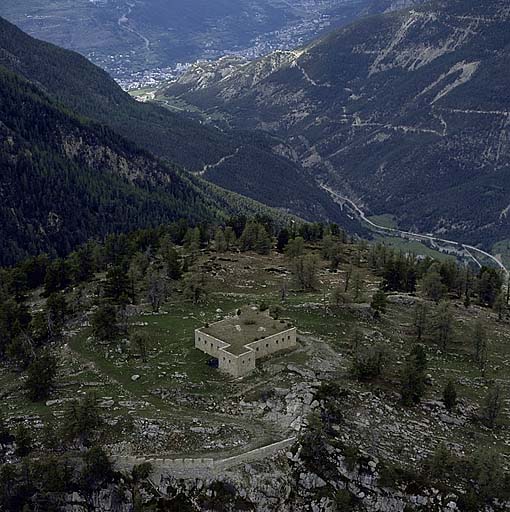 Le blockhaus ; la route d'accès.
