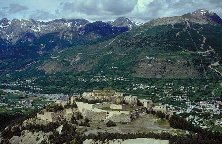 Ensemble du fort vu de l'avant depuis la route militaire près du fort d'Anjou.