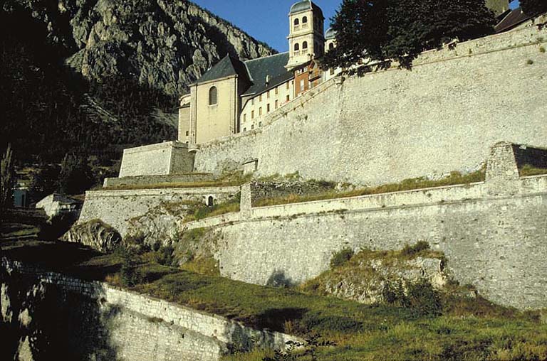 Vue de l'enceinte en contrebas de la collégiale.