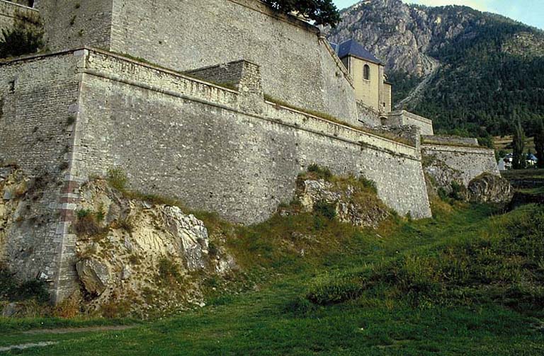 Vue de l'enceinte en contrebas de la collégiale.