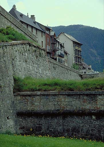 Une section de l'enceinte.