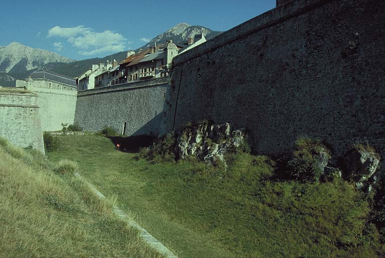 Une section du rempart et du fossé.
