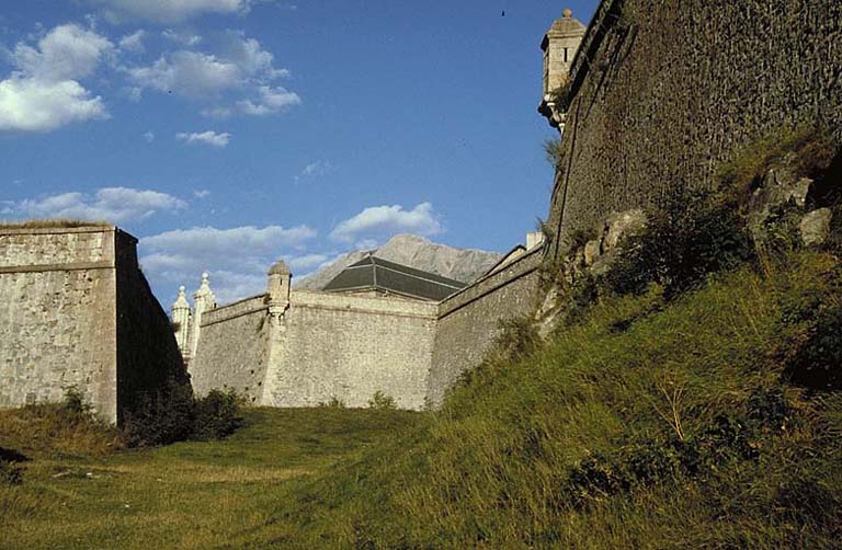Une section du rempart et du fossé.
