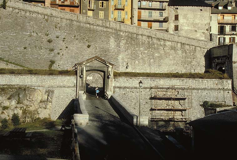 Une des portes de ville.