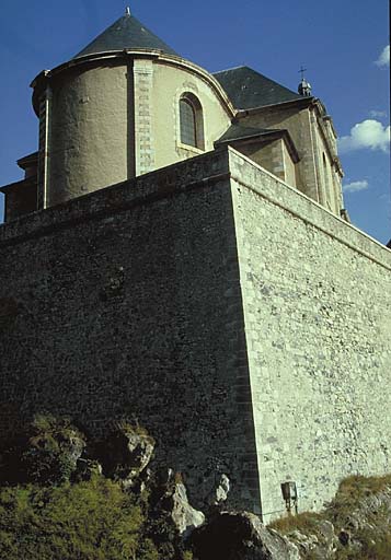 L'enceinte en contrebas de l'abside de la collégiale.