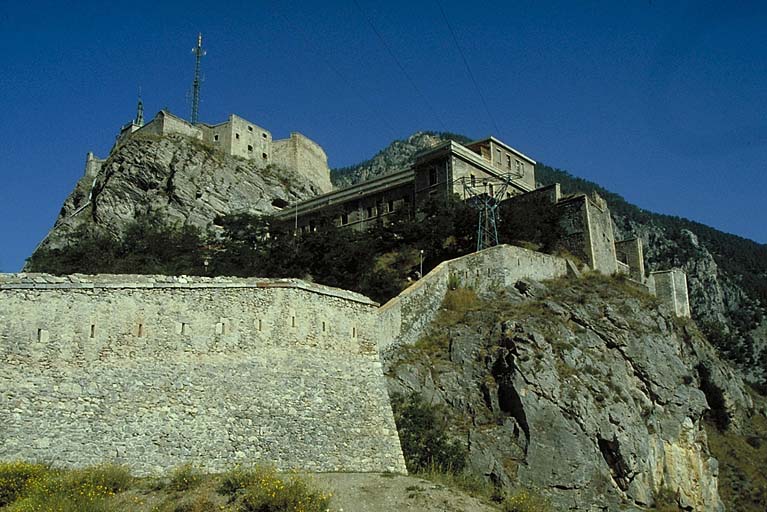 L'enceinte en contrebas du château.