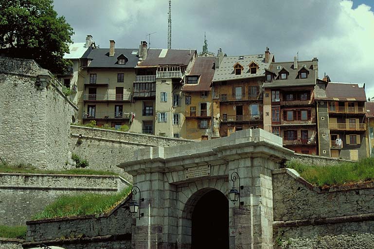 Porte de ville.