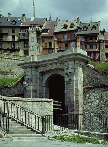 Porte de ville.