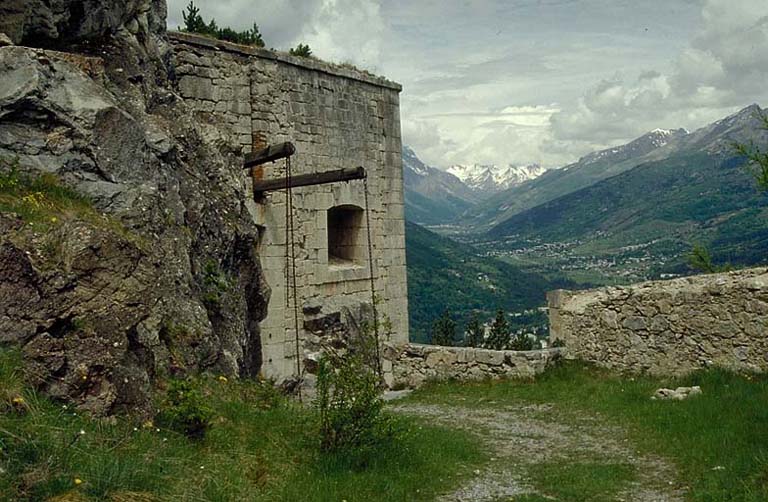 Enceinte basse. Vue extérieure de la porte 52 dite du Pont Rouge.