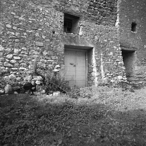 Village. Parcelle 1596, façade est. Noter les reprises de construction.
