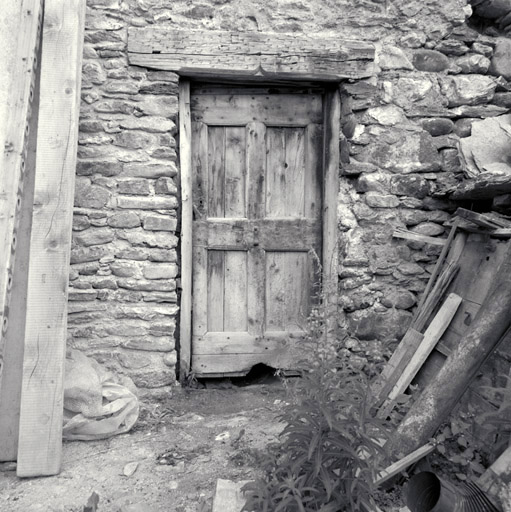 Façade sud. Porte du rez-de-chaussée.